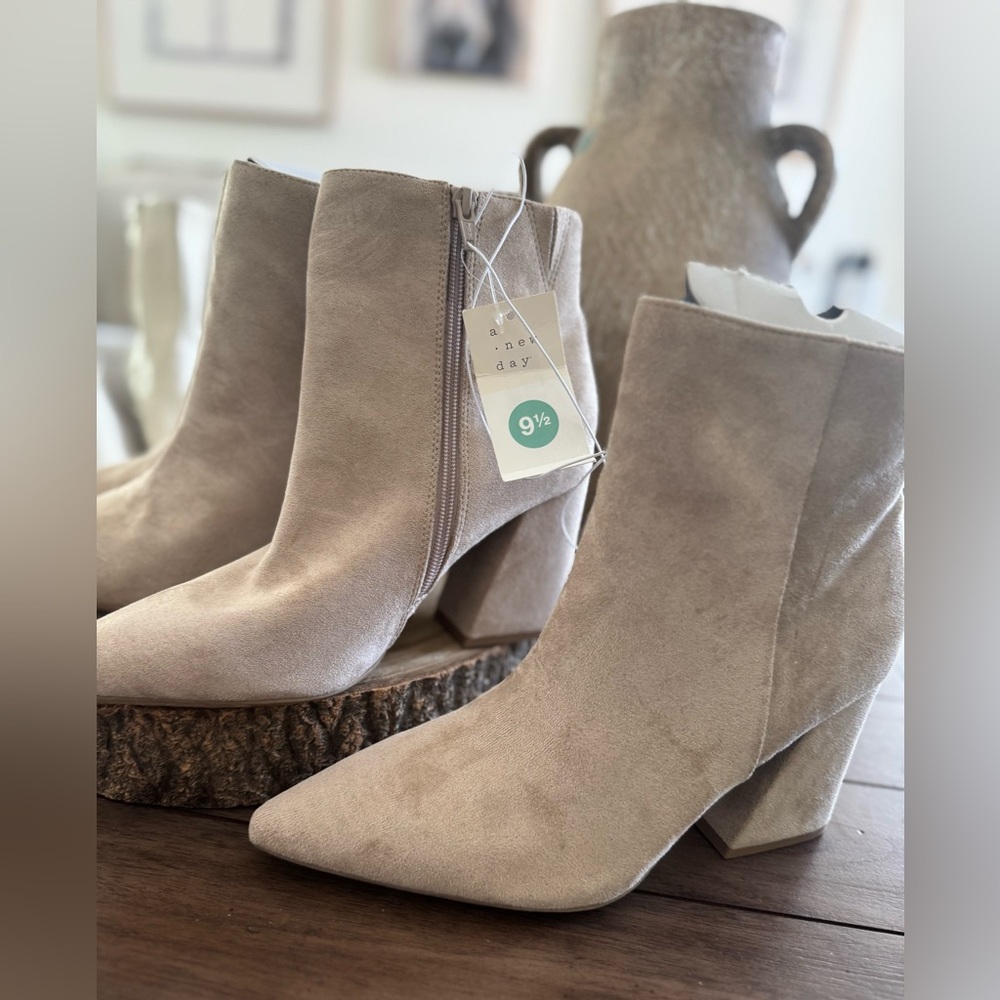 A New Day Women's Taupe Cullen Ankle Boots
SIZE 9.5 - Picture 9 of 9